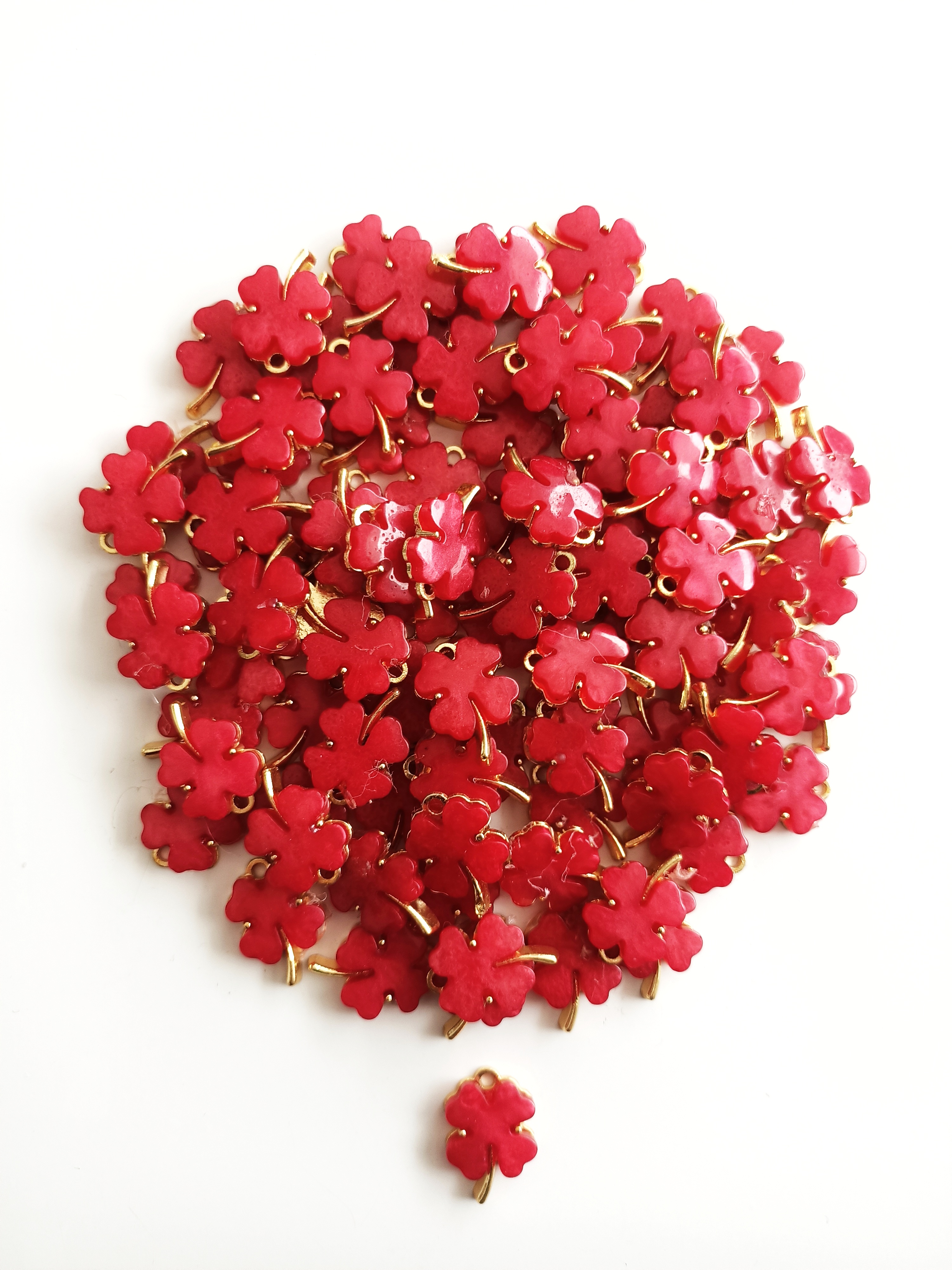 Gold Koyu Kırmızı Yonca Tek Kulp Takı Ucu